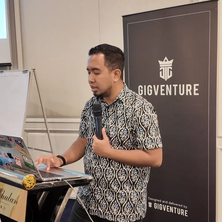 Coach Khairul mengendalikan workshop AI anjuran GigVenture